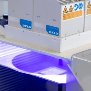 Adhesivos de curado UV DELO para aplicaciones industriales de alta precisión