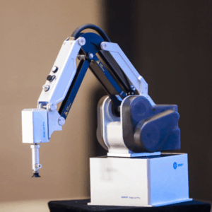 Robot colaborativo DOBOT MG400 automatizando tareas de ensamblaje industrial