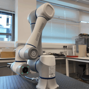Robot colaborativo DOBOT CR5A en operación automatizada industrial