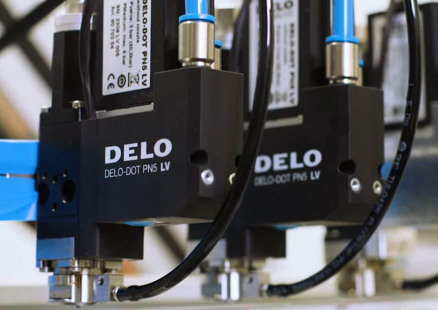 Dispositivo dispensador DELO DOT PN2 para una aplicación precisa y controlada de adhesivos industriales en procesos automatizados con soluciones industriales en México