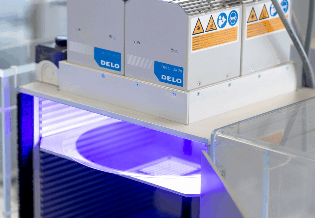 Lámpara UV DELOLUX 20 de alta potencia para el curado rápido y uniforme de adhesivos industriales en procesos de manufactura avanzada con soluciones industriales en México