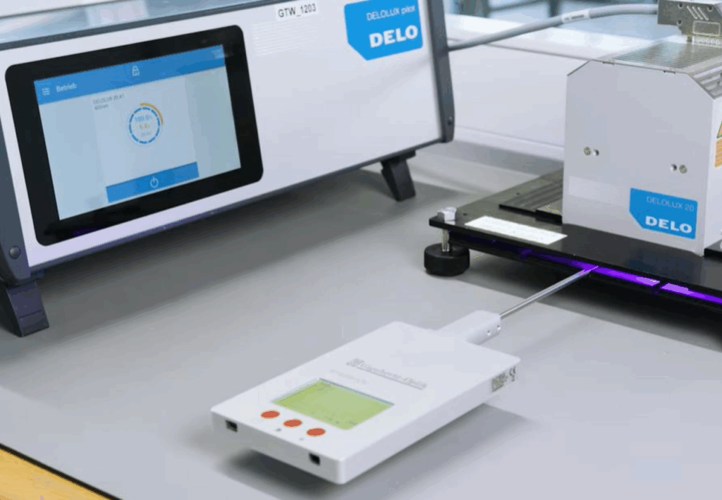 Lámpara UV DELOLUX PILOT para curado rápido y uniforme de adhesivos industriales en procesos de manufactura avanzada con soluciones industriales en México